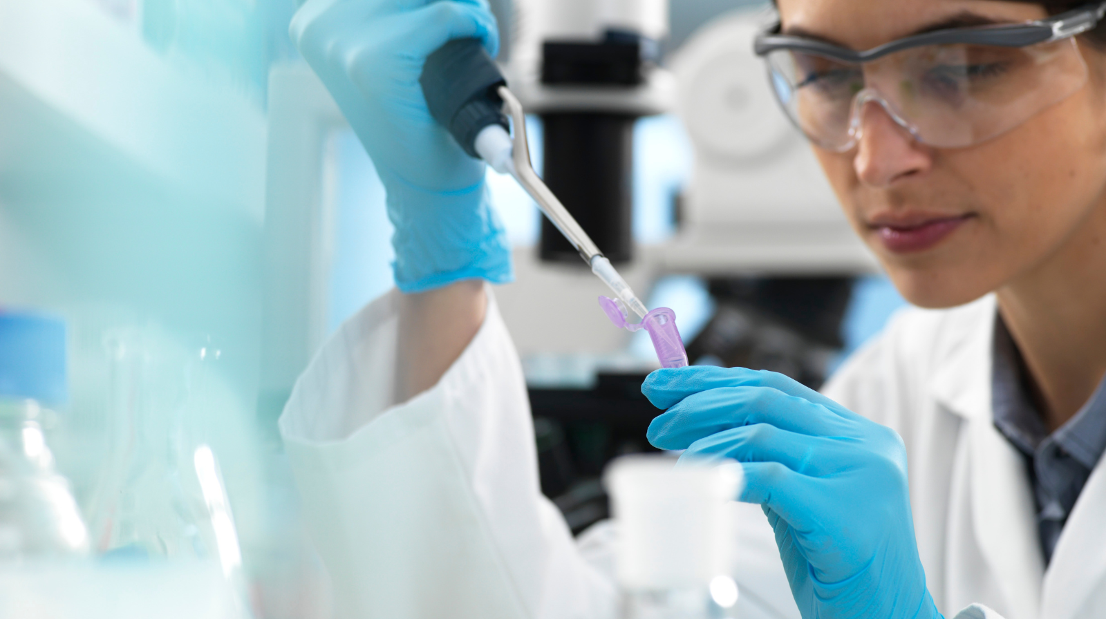 製薬研究所でピペットを使い医薬品開発を行う研究者